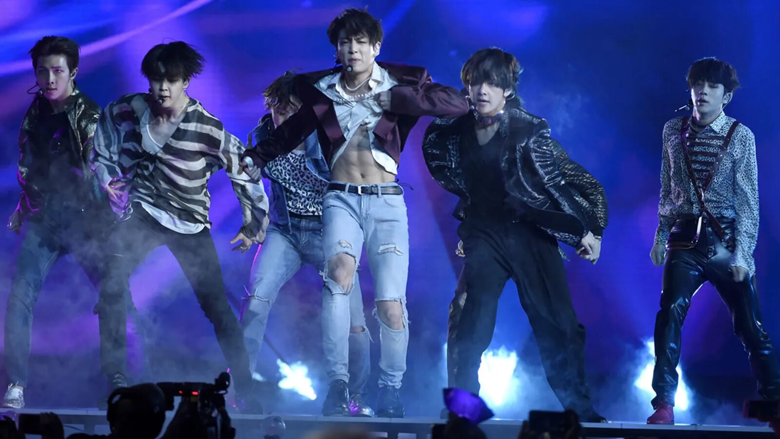 Кей поп группу bts. Кпоп бтс. концерт бтс fake love. кей поп группа бтс.