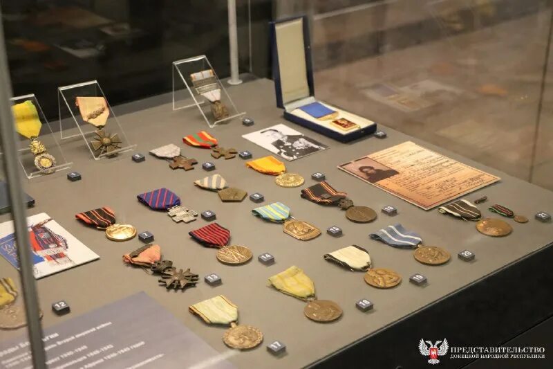 Выставка к дню победы в великой отечественной войне. Выставка к дню победы в великой отечественной войне. Выставка наград. Выставка коллекции наград. Выставка награды.