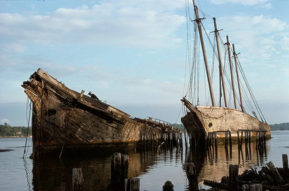 Суда никуда. Заброшенные корабли. Старые деревянные корабли. Разрушенный корабль. Заброшенный деревянный корабль.