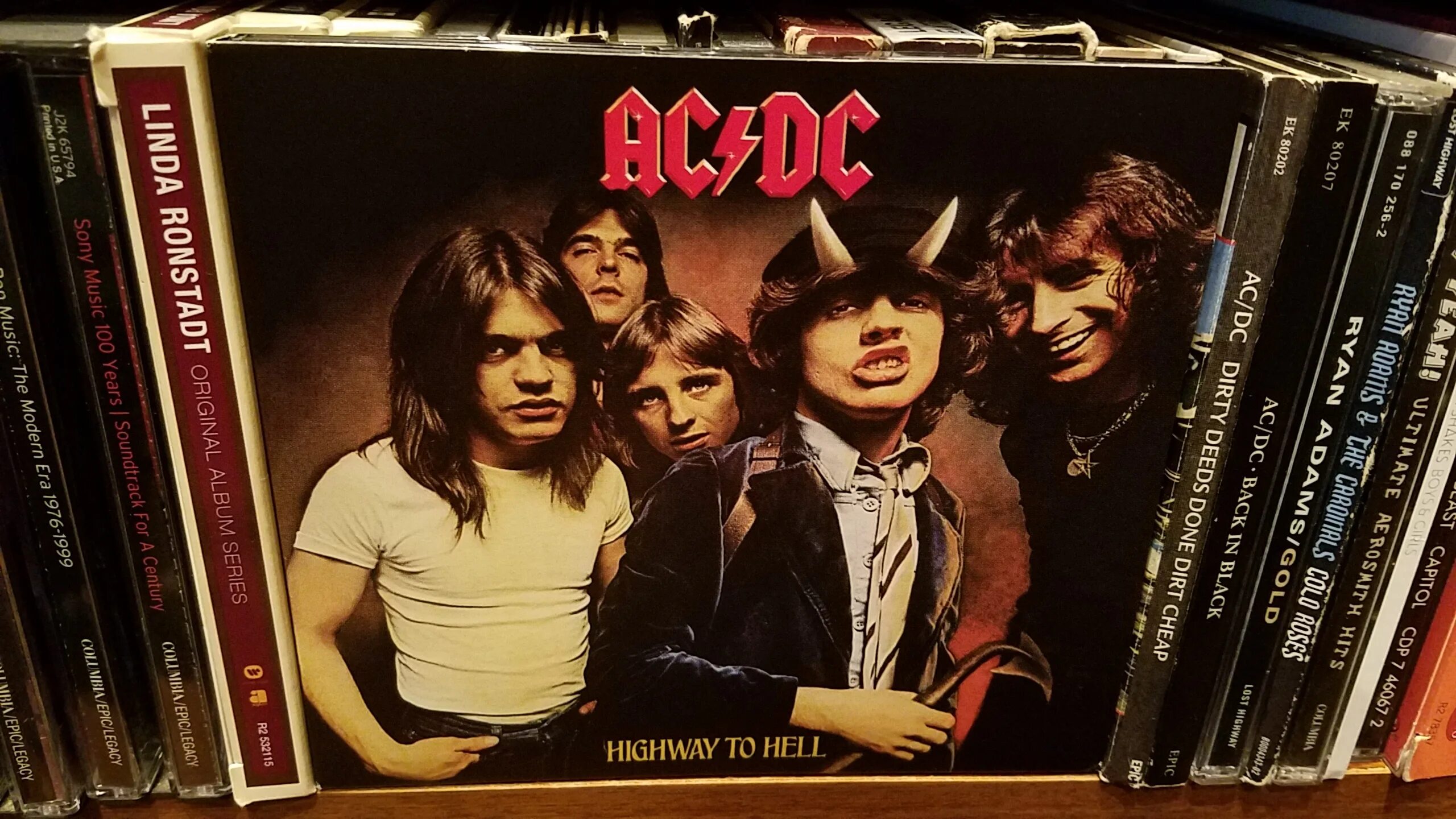 Acdc highway to hell. Хайвей ту Хелл. Эйси ДИСИ Хайвей ту Хелл. AC DC Highway to Hell 1979. Хайвей ту Хелл обложка.