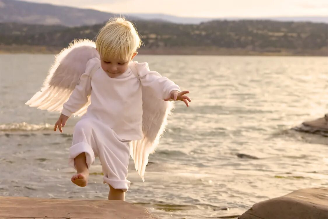 Дай бог так и будет. Ребенок с крыльями ангела. Ангел малыш. Доброта картинки. Мотиватор доброта.