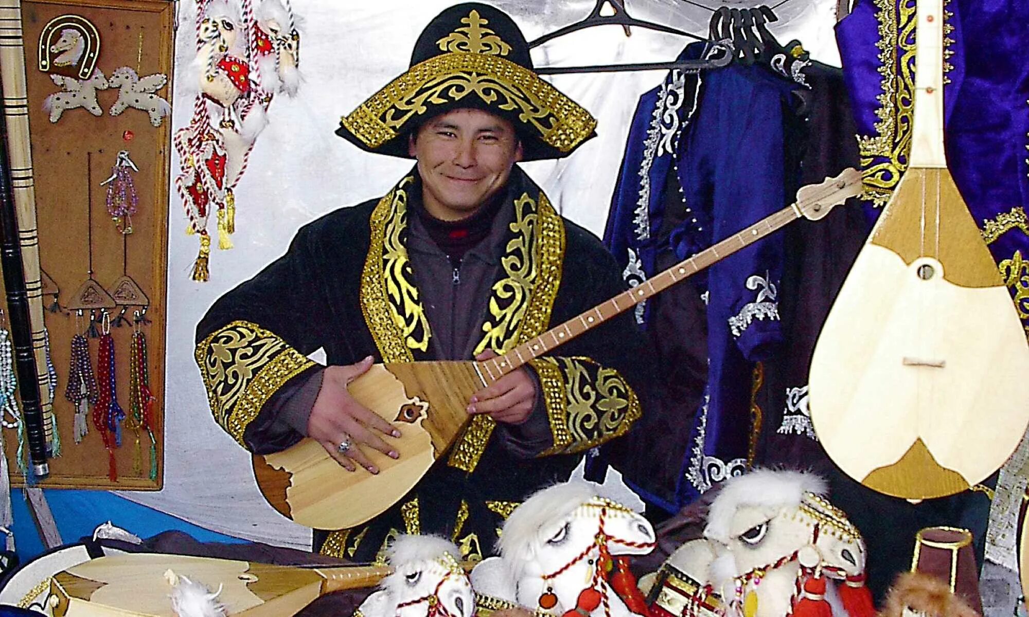 Казахский бард 4. Акын певец казахский. казахские домбристы. домбра музыкальный инструмент. акын с домброй.