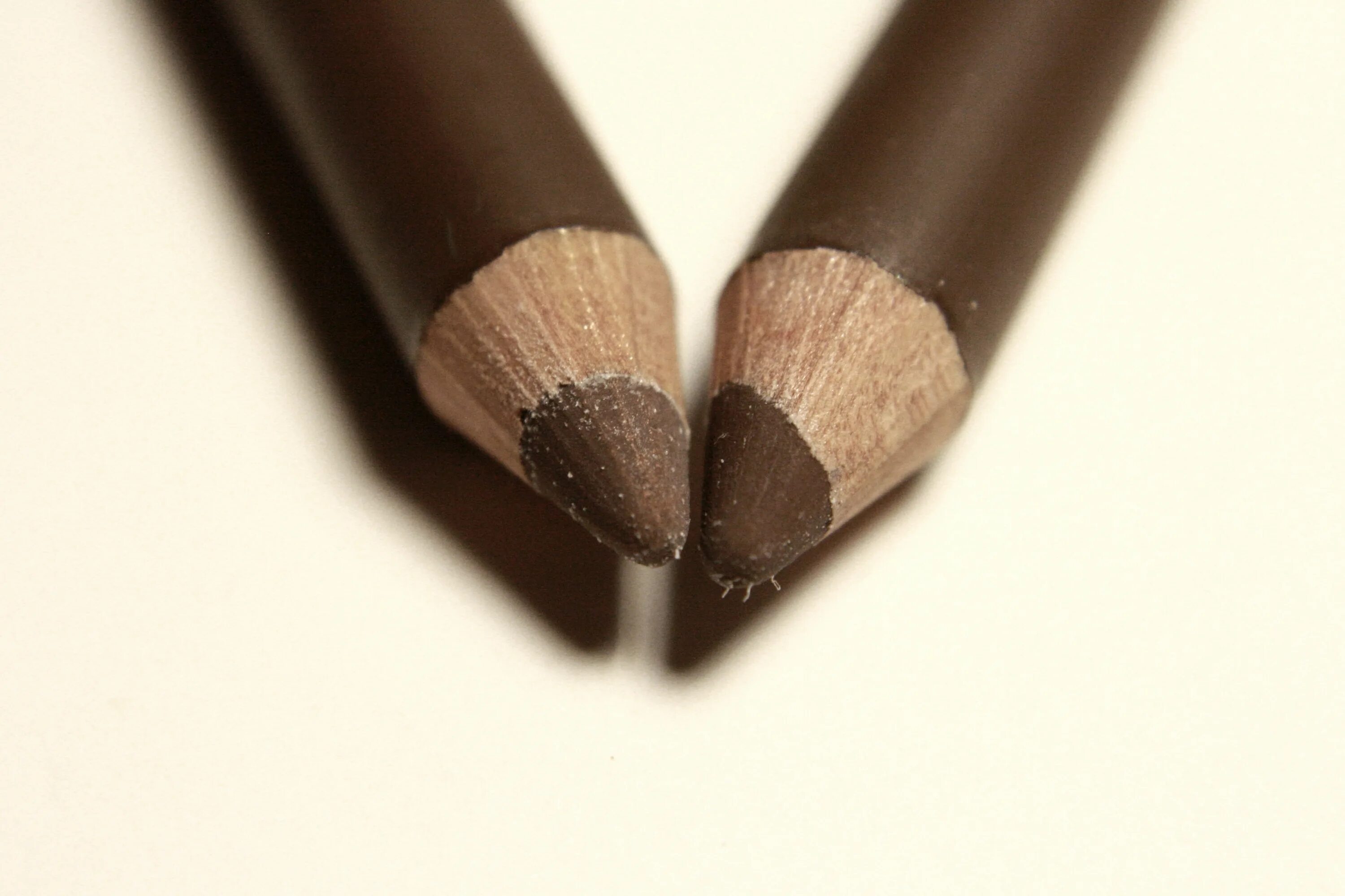 Brown ru. Браун Пенсел. Светло коричневый карандаш. Коричневый карандаш для рисования. Карандаш для бровей.