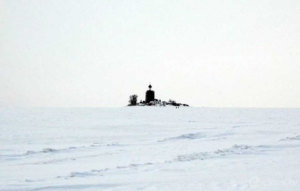 Густой туман пал на озеро кубенское впр. Спасо-каменный монастырь на Кубенском озере. Кубенское озеро Вологодская область судоходство. Каменный остров (Кубенское озеро).