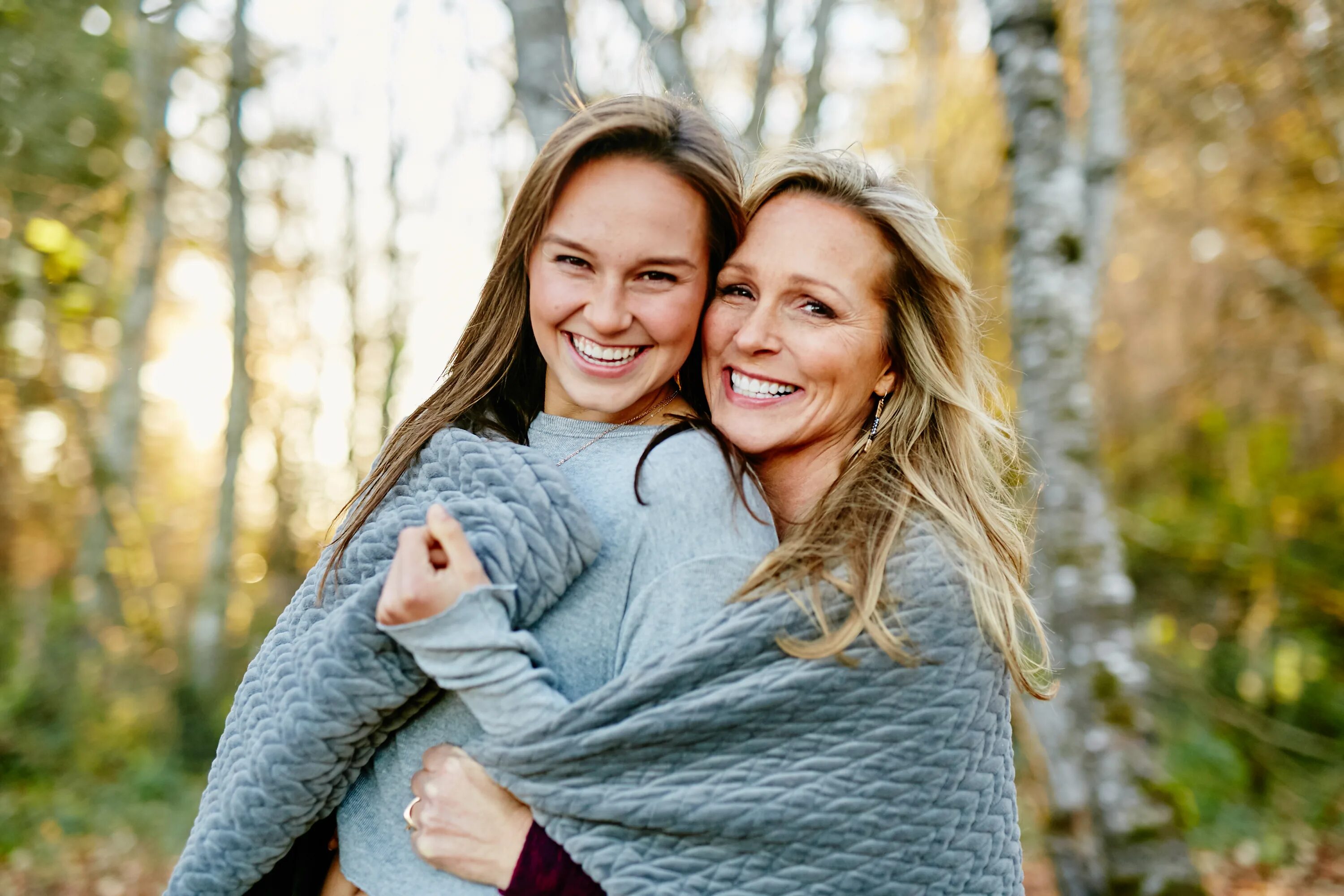 Mother daughter. Девушка мама. Женщина с дочкой. Мама и две взрослые дочери. Теплые отношения с мамой.