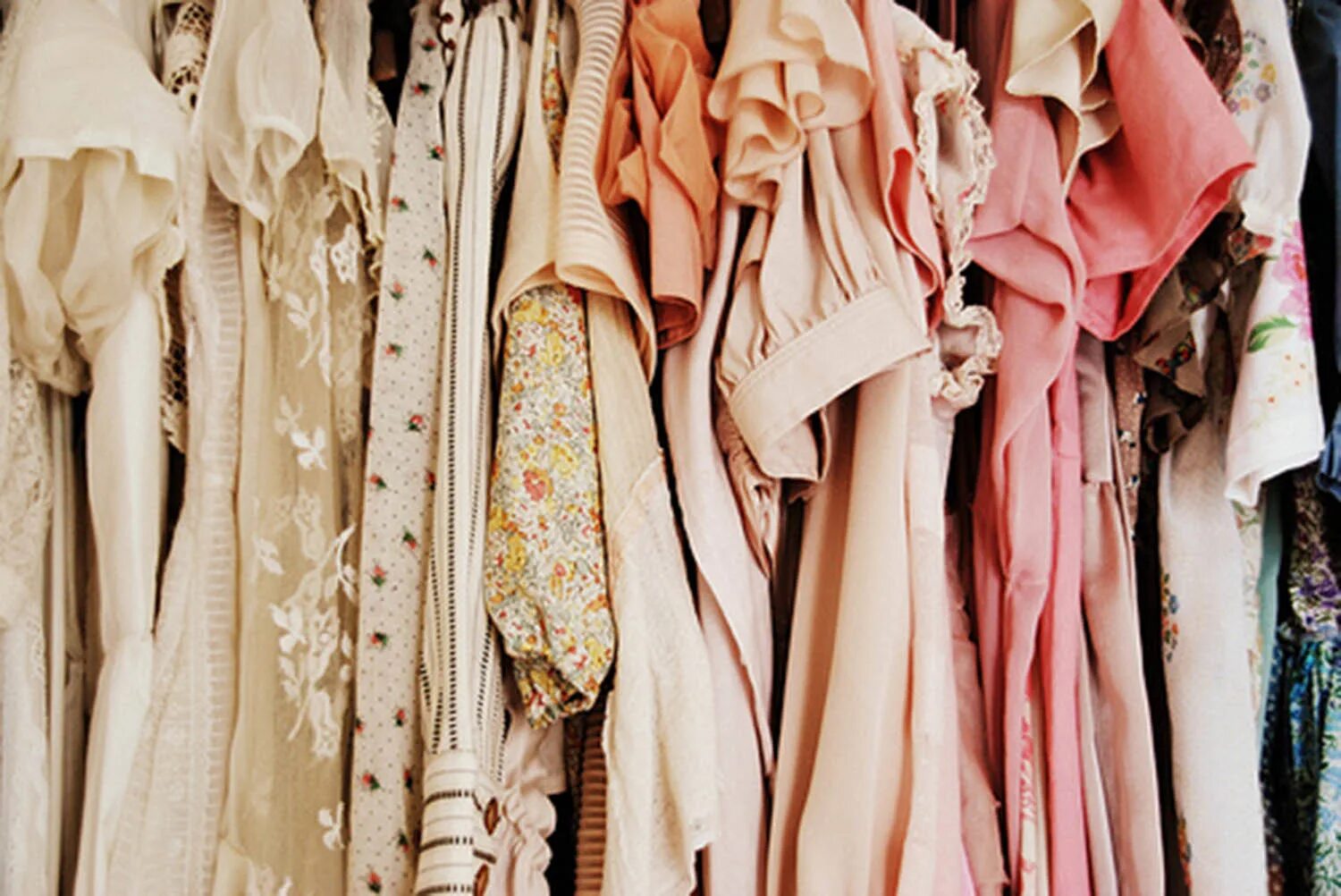 Много одежды интернет магазин. Вешалка для одежды. Вещи на вешалке. Платье на вешалке. Шкаф для одежды.
