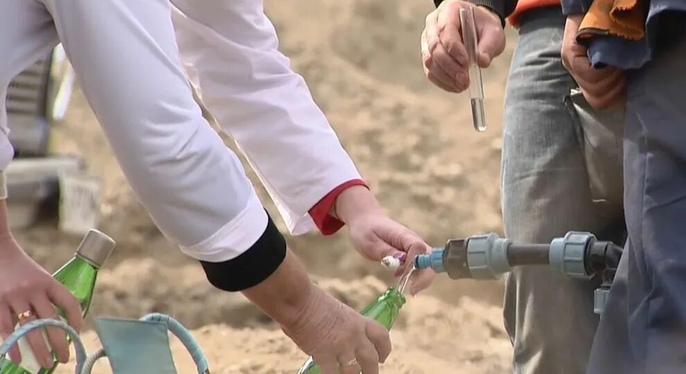 Отравление питьевой водой. Отравление водопровода. Отравленная вода. Отравились жидкостью. Вода отрава