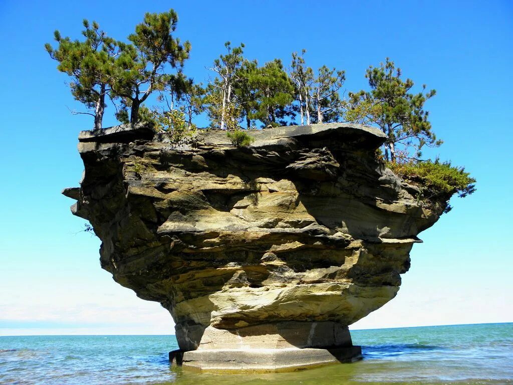 Отдельный природный объект. Озеро Гурон Мичиган скала репа. Удивительная скала озера Гурон. Остров на озере Гурон в Мичигане. Озеро Гурон Мичиган.
