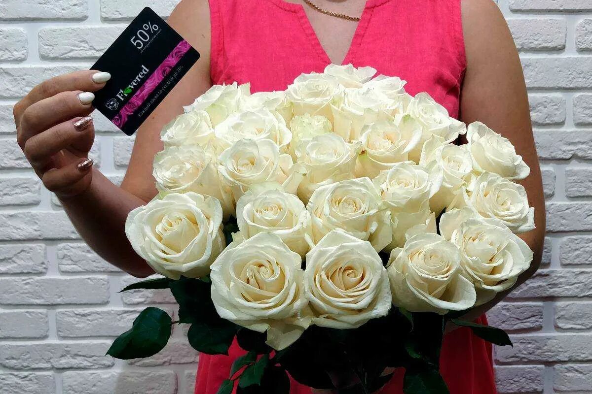 Белые розы смысл. Букет роз в руках. Белые розы в руках. Букет белых роз в руках. Белые розы в руках у девушки.