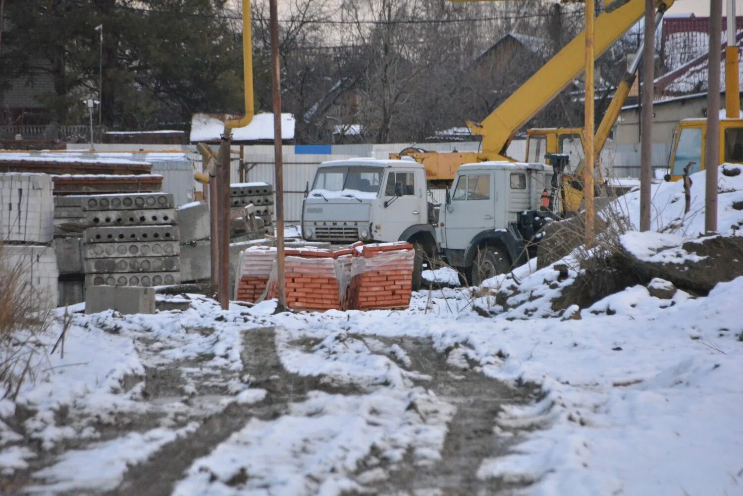 Новости 15.04 24. Саратов котлован. Дома для врачей в Елшанке. КАМАЗ упал в котлован. Подрядчик дома для медиков в Елшанке.