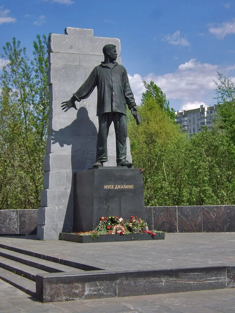 Памятник муса джалиль набережные челны. Памятник поэту-герою мусе джалилю оренбург. Памятник поэту-герою мусе джалилю оренбург. Муса джалиль оренбург. Памятник мусе джалилю в москве.