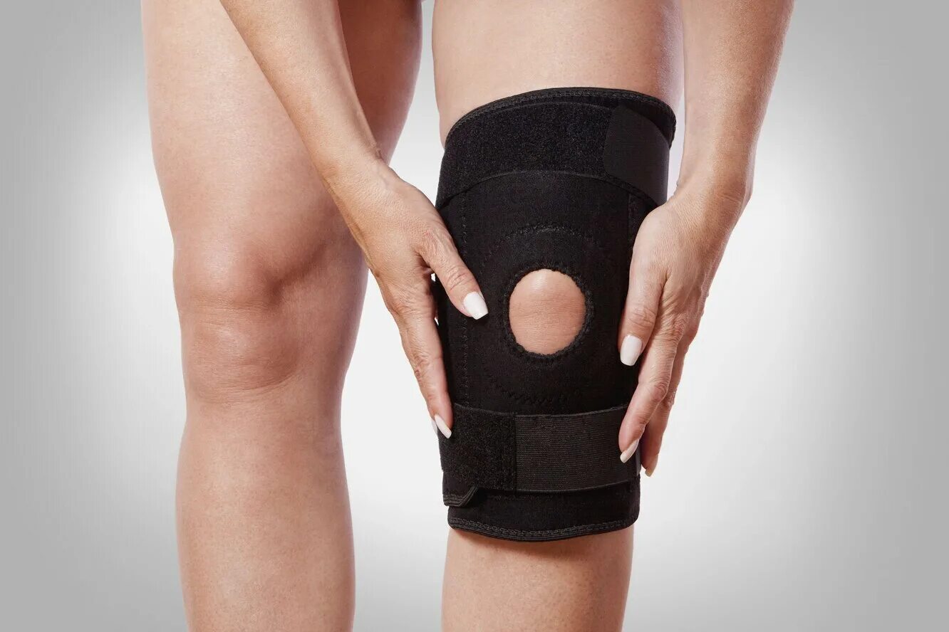 Скрип в коленях. Наколенник Knee support 8324. Хондропатия коленного сустава. Бандаж на коленный сустав. Послеоперационный бандаж на колено.