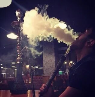 Парни курят кальян