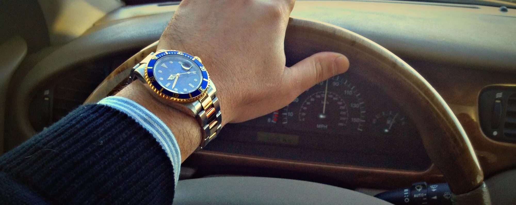 12 часов в дороге. Дорогие часы на руке. Часы на руке в авто. Rolex на руке с машиной.