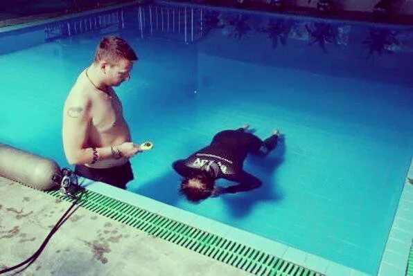 Будимир буда собат. Рекорд времени под водой. Рекорд гиннесса по задержке дыхания под водой. Рекорд времени под водой. Рекорд под водой.