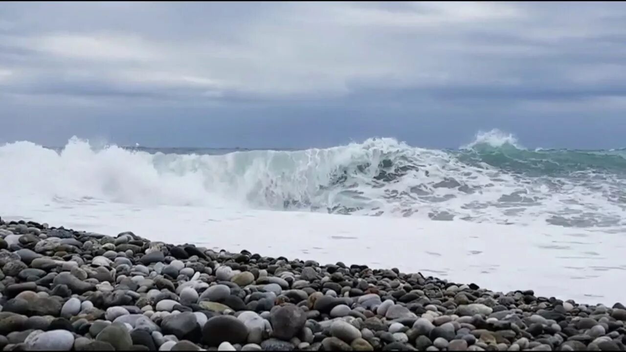 Видео шторма в абхазии. Абхазия море шторм. Абхазия Пицунда шторм. Пицунда море шторм. Шторм на мореморе Абхазия.