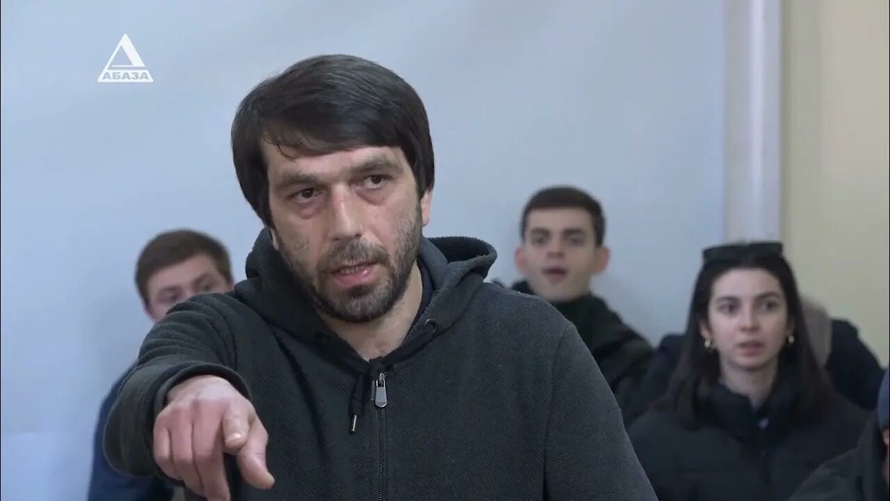 Крав мага приемы самообороны. Девушка защищается от парня. Самооборона для женщин рисунки. Человек защищается. Девушка защищается от парня.