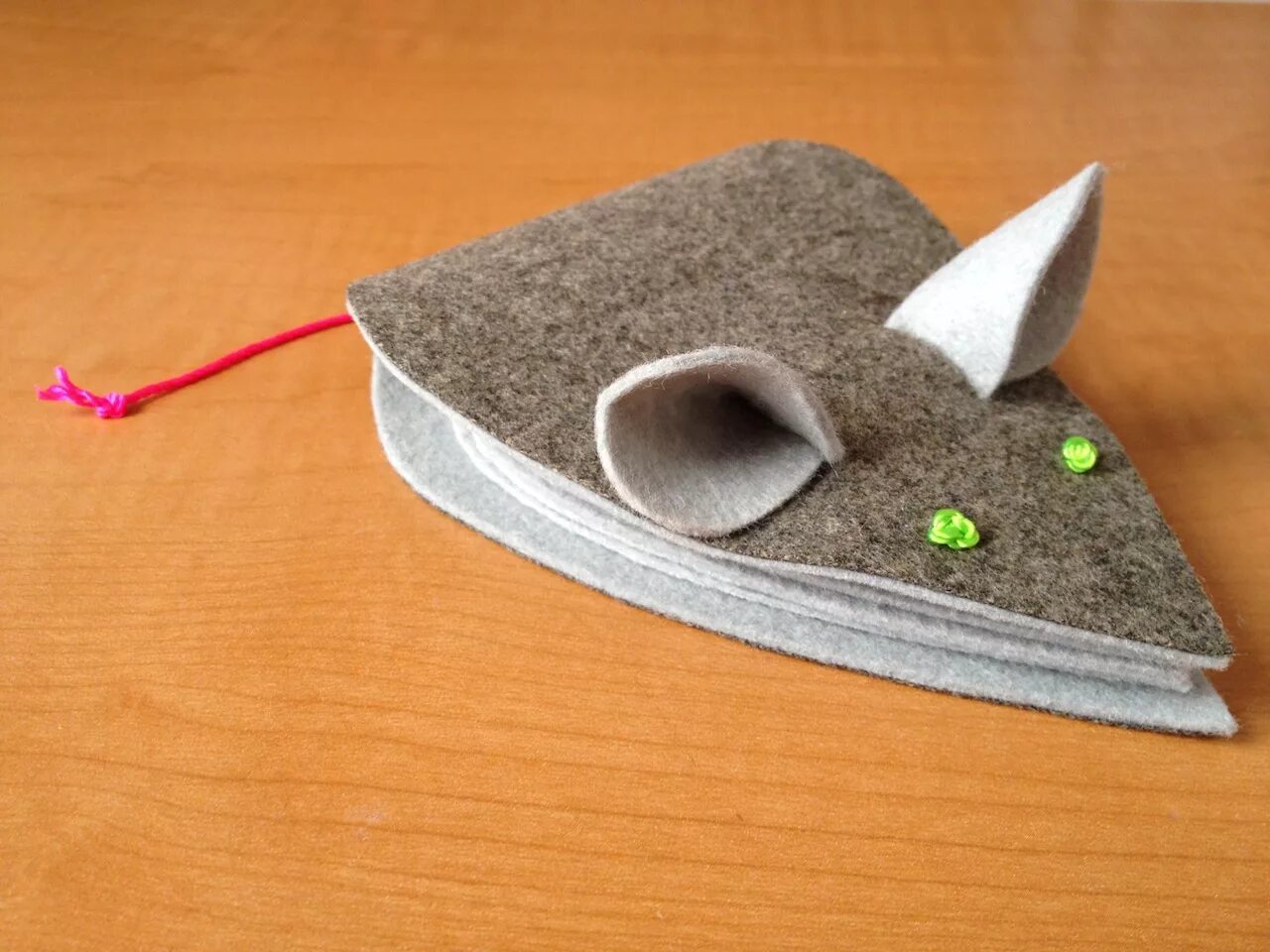 Мышка из ткани. Мышь из фетра. Мышь из фетра. Мышка игольница из фетра. Поделка мышка норушка.