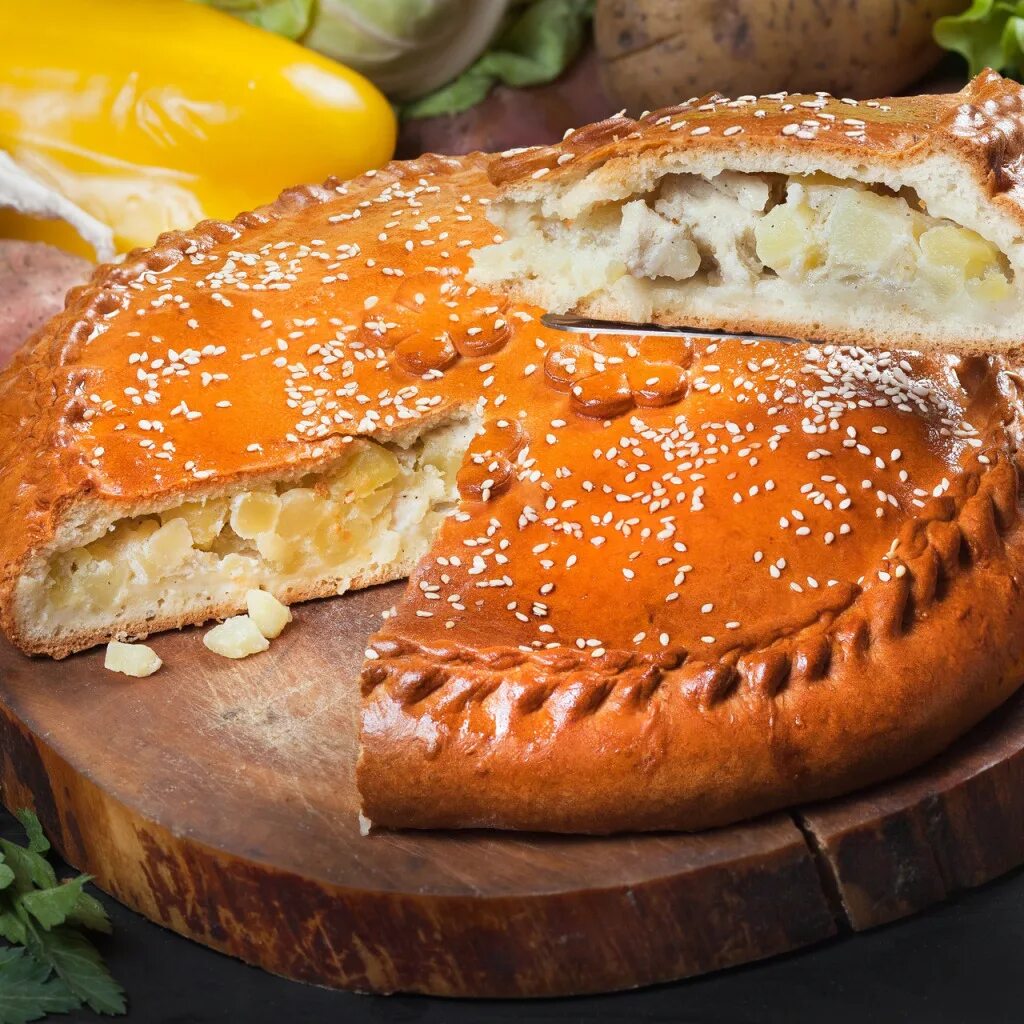 Выпечка с мясом. Пирог с курицей дрожжевой. Пирог с курицей и грибами. Пирог с курицей. Пирог с капустой из дрожжевого теста.