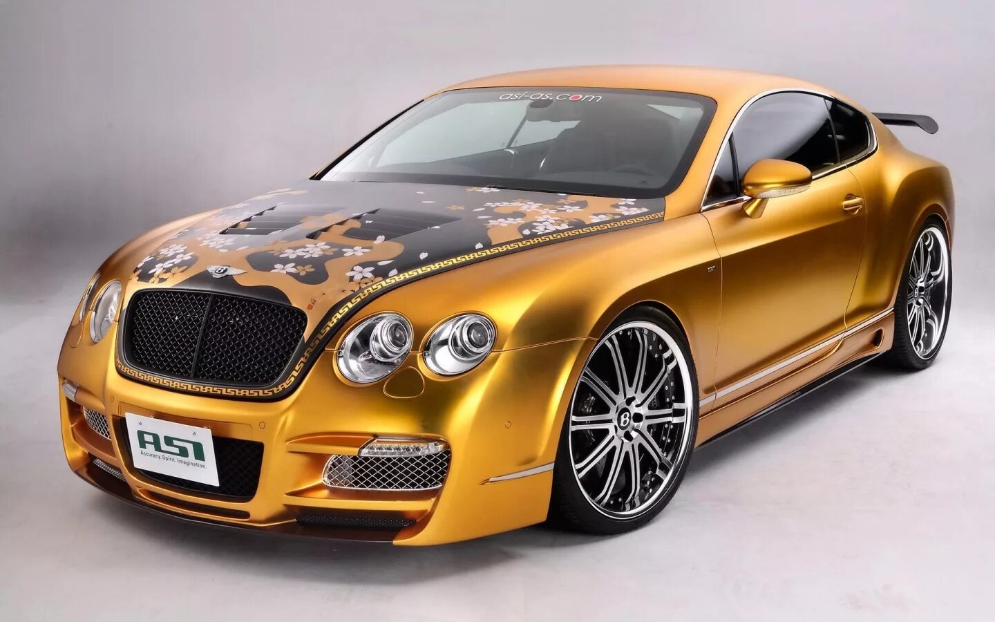 Сайт про автомобили. Бентли Континенталь золотой. Бентли gt Continental золотой. Бентли Континенталь 2023. Bentley Continental золотой.