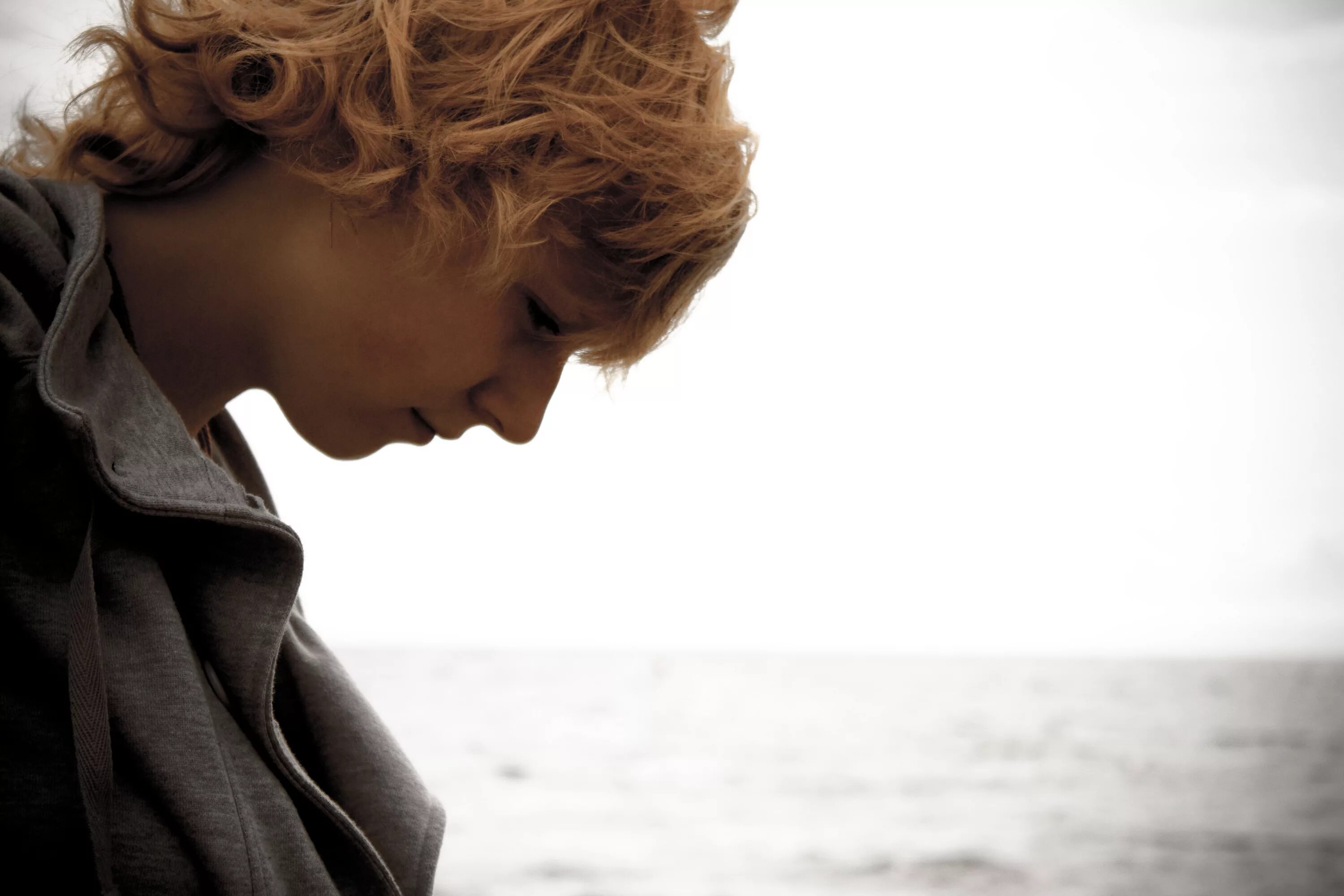 Человек на вершине горы. Долина монументов сша. Далекий наверх. Дорога уходящая вдаль. Дорога к вершине.