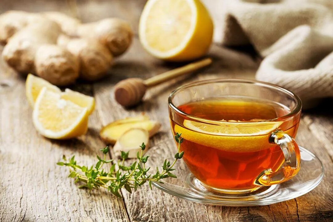 Сушит при простуде. Чай с лимоном. Чай с лимоном и медом. Чай с имбирем и медом от простуды. Имбирный чай.