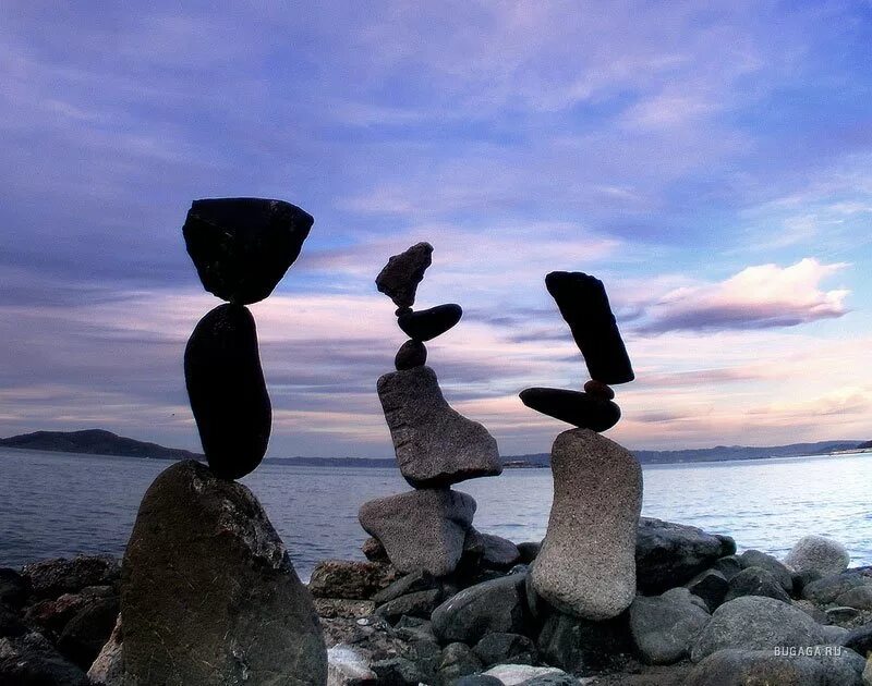 Friend stone. Висячий камень. Равновесие в природе. Странные камни. Камень стоит.