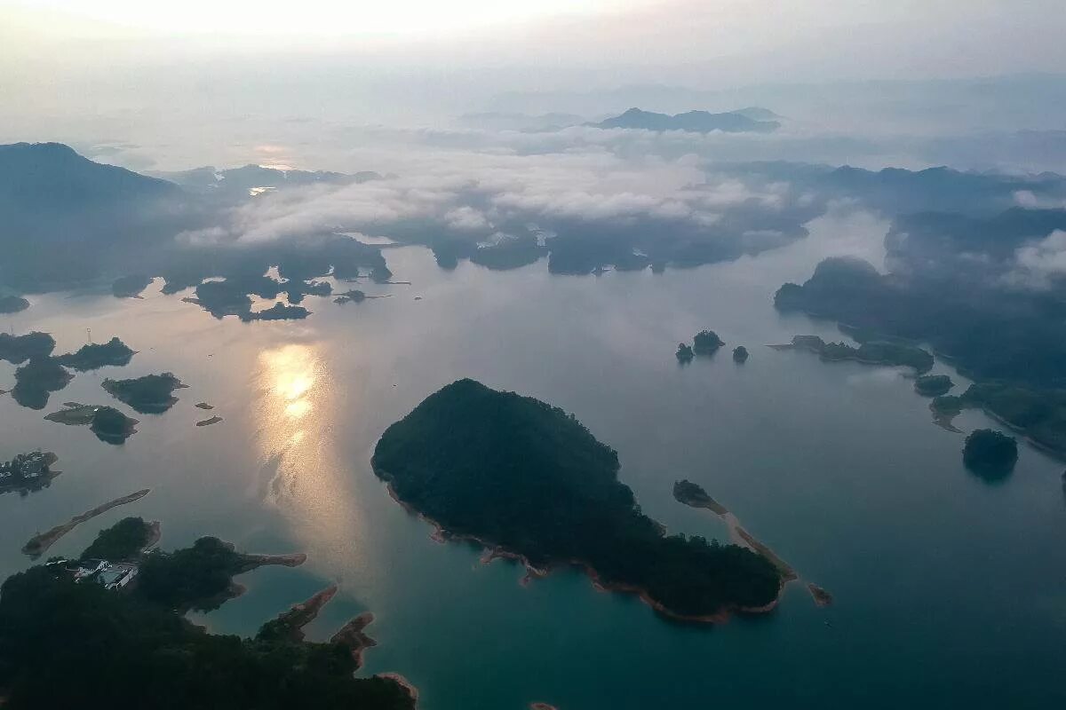 Четырех тысячах островов. Озеро тысячи островов Цяньдаоху. Озеро Цяньдаоху в Китае. Цяньдаоху Чжэцзян. Озеро тысячи островов в провинции Чжэцзян это.