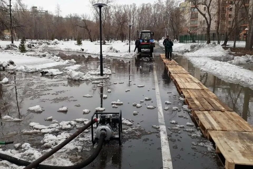 Салгир вышел из берегов симферополь. Затопило лес. Лесопарк затоплен. Затопило парковку. Потоп в лесопарке.