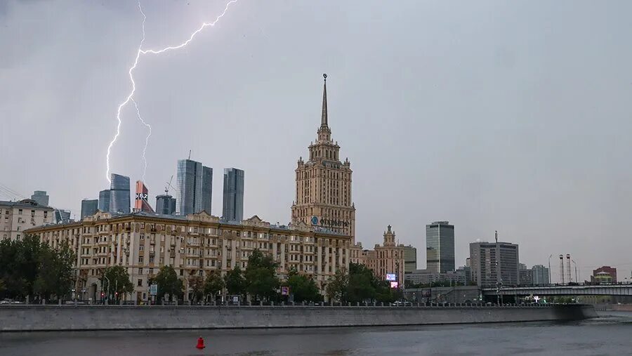 Погода 20 июля. Гроза в Москве. Гроза в центре Москвы. Гроза в Москве фото. Гроза в Москве 2017.