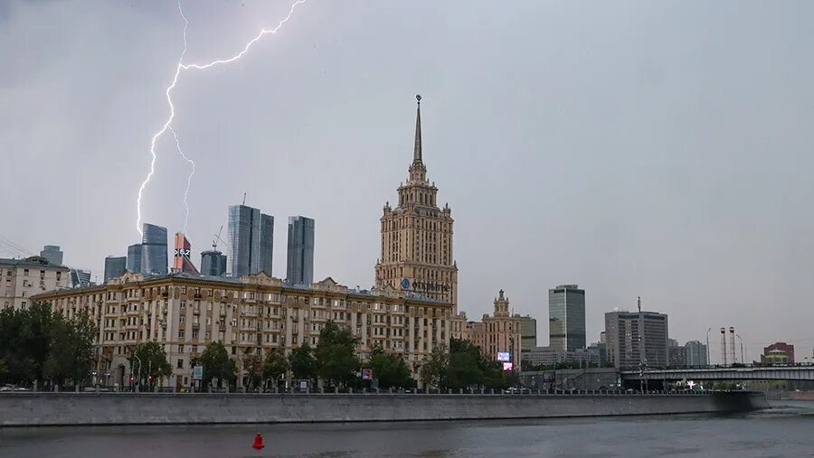 Гроза в Москве. Гроза в центре Москвы. Гроза в Москве фото. Гроза в Москве 2017. Погода 20 июля