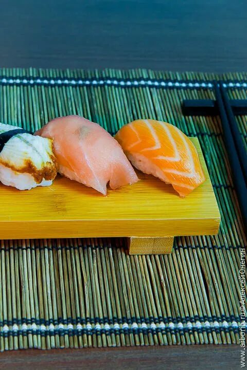 Сушист готовит роллы. Японские блюда. Японская кухня. Роллы дома приготовление. Сушить суши.