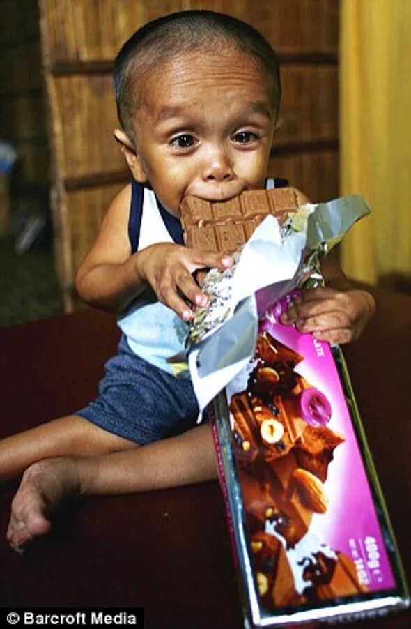 Дети в храме. Детям о космосе. Малыш и земной шар. Первый ребенок на земле. Планета земля для детей.