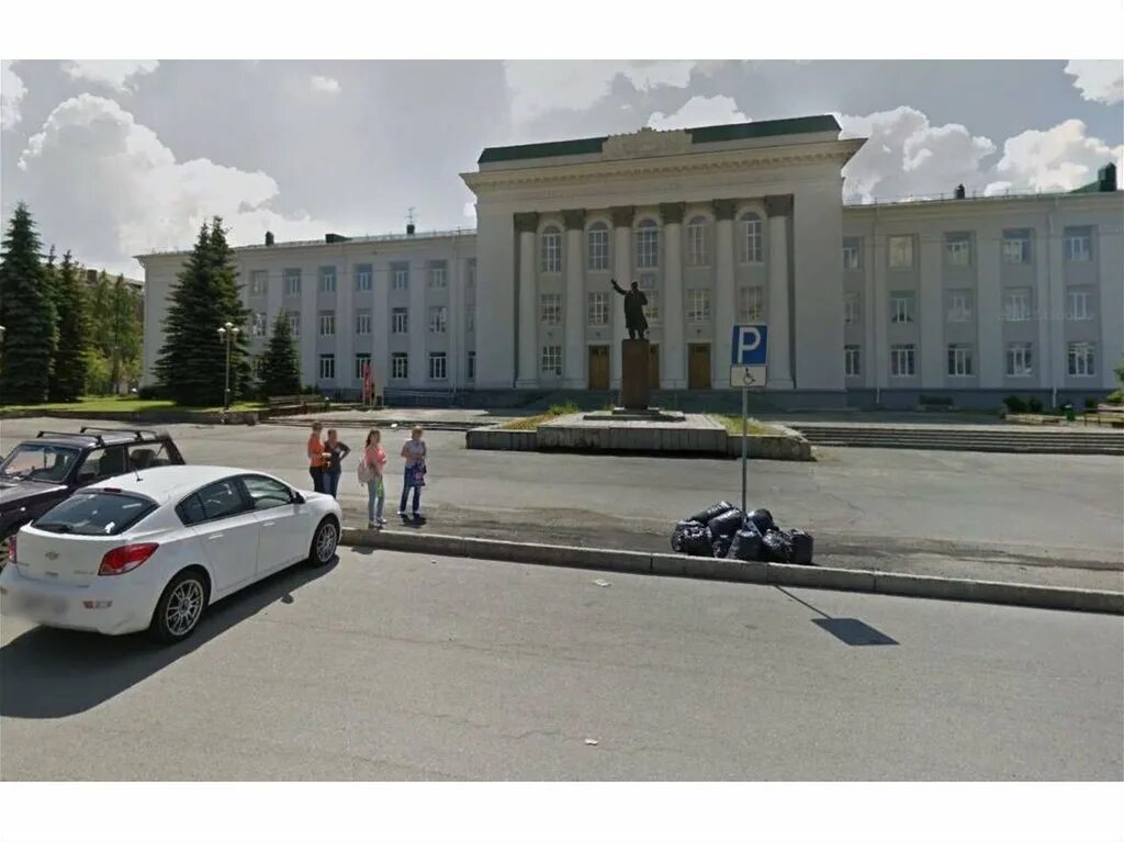 асмото тагил. достопримечательство нижнего тагила. нижний тагил центр города. работник автосалона. скульптура читатели нижний тагил.