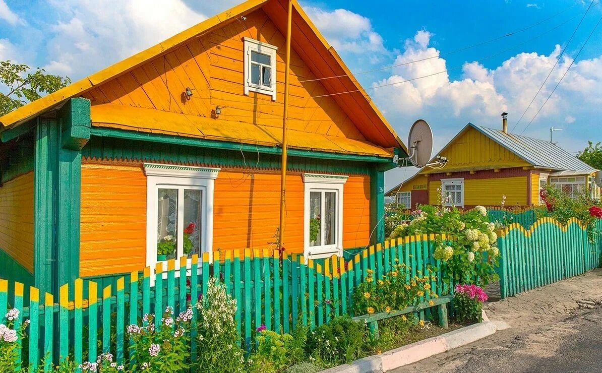 Сельский дом Беларусь. Крашеные Деревенские дома. Дом в деревне покраска. Крашеный деревенский дом.