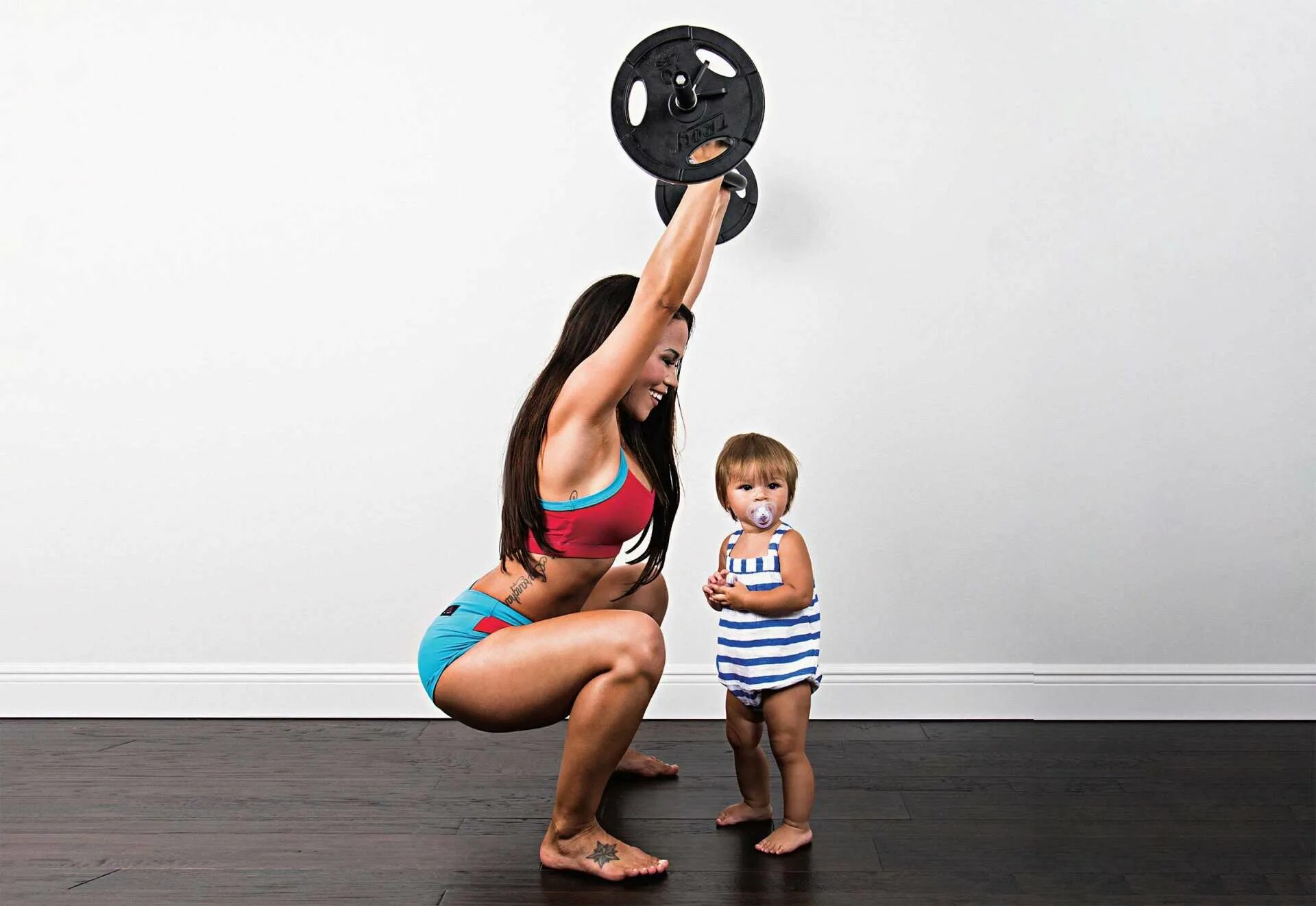 Мама фит. Fit Mommy. Fit mother with Baby selfie.