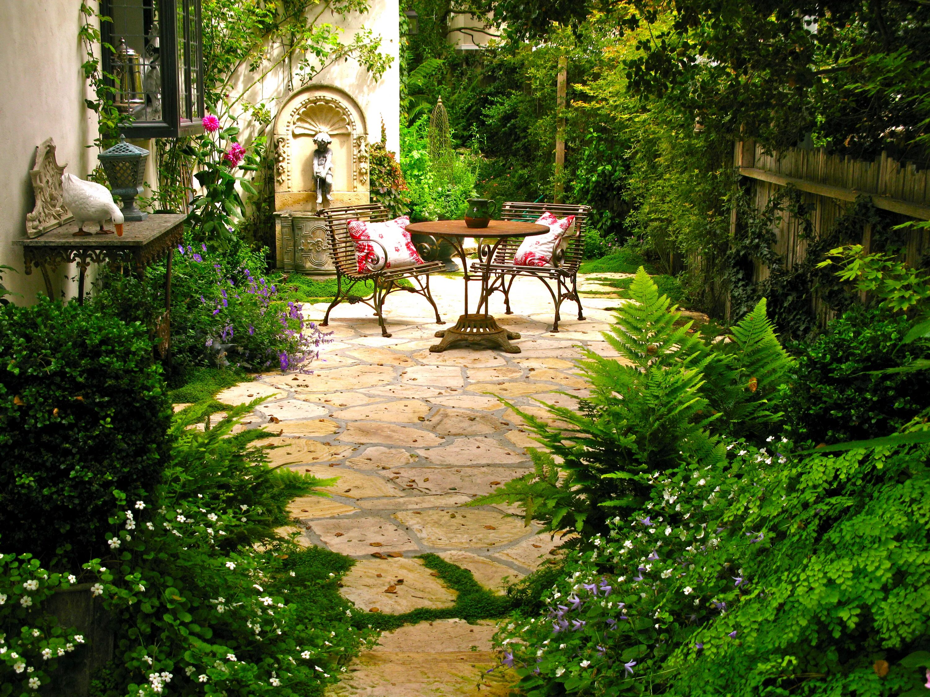 Тенистый квадратный монастырский дворик ландшафт. Тенистый зеленый сад. Тенистые сады Италии. Красивые уютные Дворики. Сад внутри двора