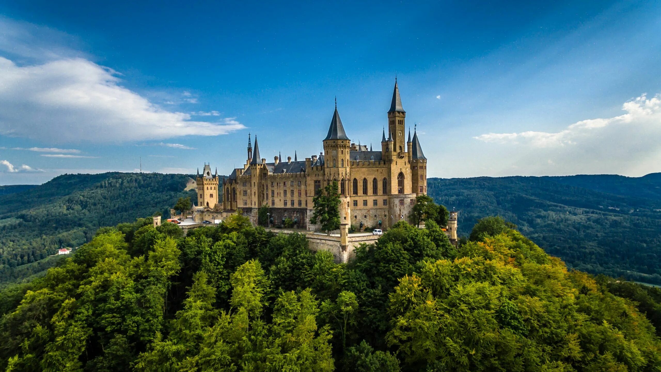 Обои на стол замки. Замок Гогенцоллерн Германия. Замок Гогенцоллерн (Burg Hohenzollern). Замок Гогенцоллерн в Баден-Вюртемберге Германия.