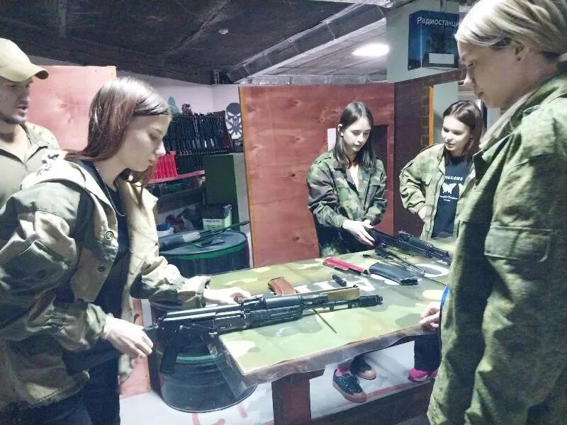 Отряд самоубийц миссия навылет фильм 2021 ласка. Рейд индонезия 2011. Фильм рейд спецназ. Заходит в отряд. Пулемет максим в музее поискового отряда.