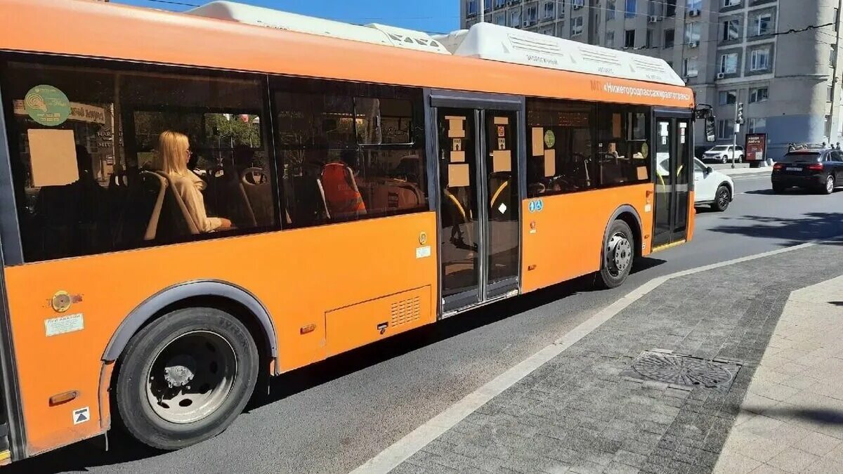 Маршрут 85 автобуса нижний. Новые автобусы. Автобус Нижний Новгород. Новые автобусы в Нижнем Новгороде. Остановка общественного транспорта.