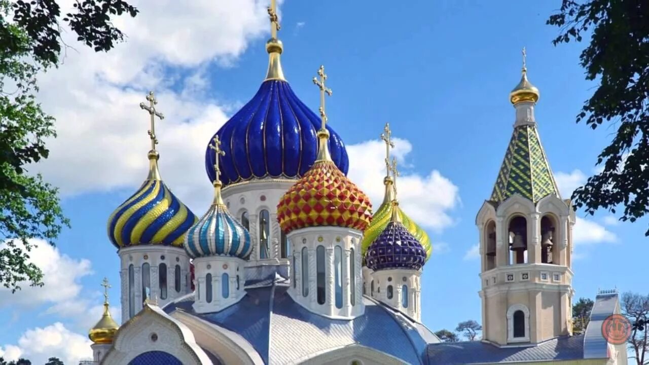 Собор святой троицы зеленый купол. Благовещенский собор купола. Церковь голубые купола саратов. Цвета куполов. Церковь храм собор золотые купола.