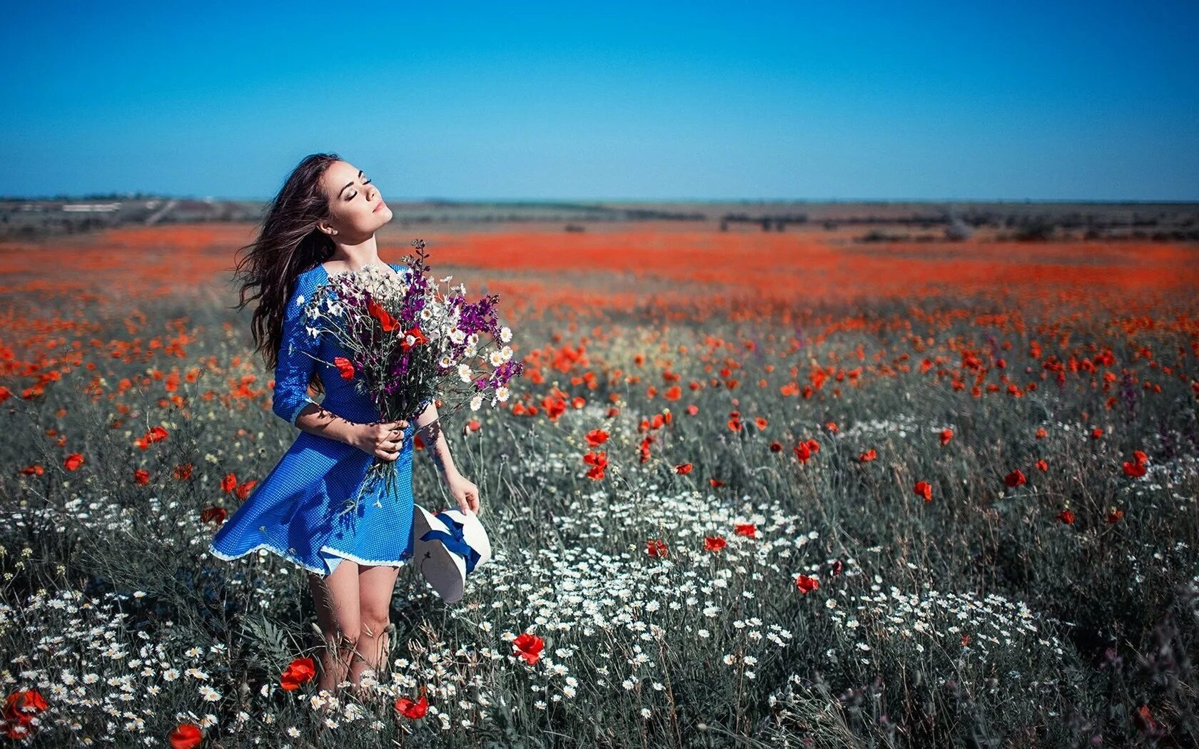 Женские портреты сергея шацкова. Девушка с полевыми цветами. Фотосессия в поле с цветами. Девушка в цветочном поле. Фотосессия в маковом поле.