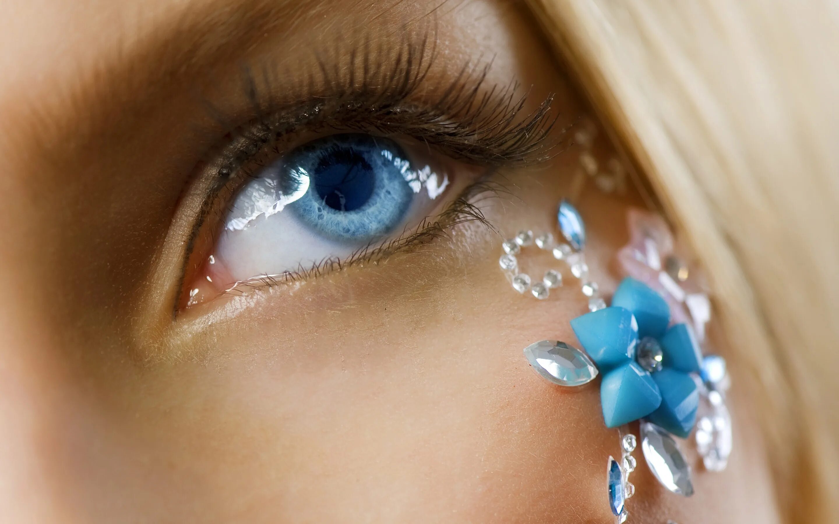 Блестящие глаза предложения. Макияж с серебристыми блестками. Макияж блестки. Макияж со стрелками и блестками. Глаза блестят.