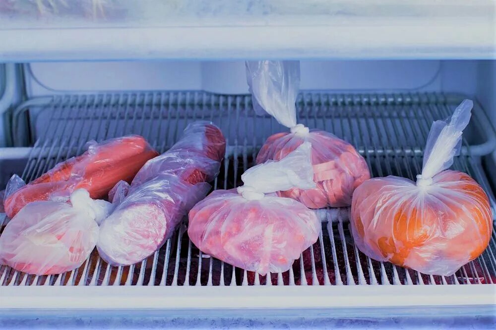 Колбаса в холодильнике. Хранение мяса в морозильной камере. Хранение колбасы в холодильнике. Можно хранить колбасу в холодильнике