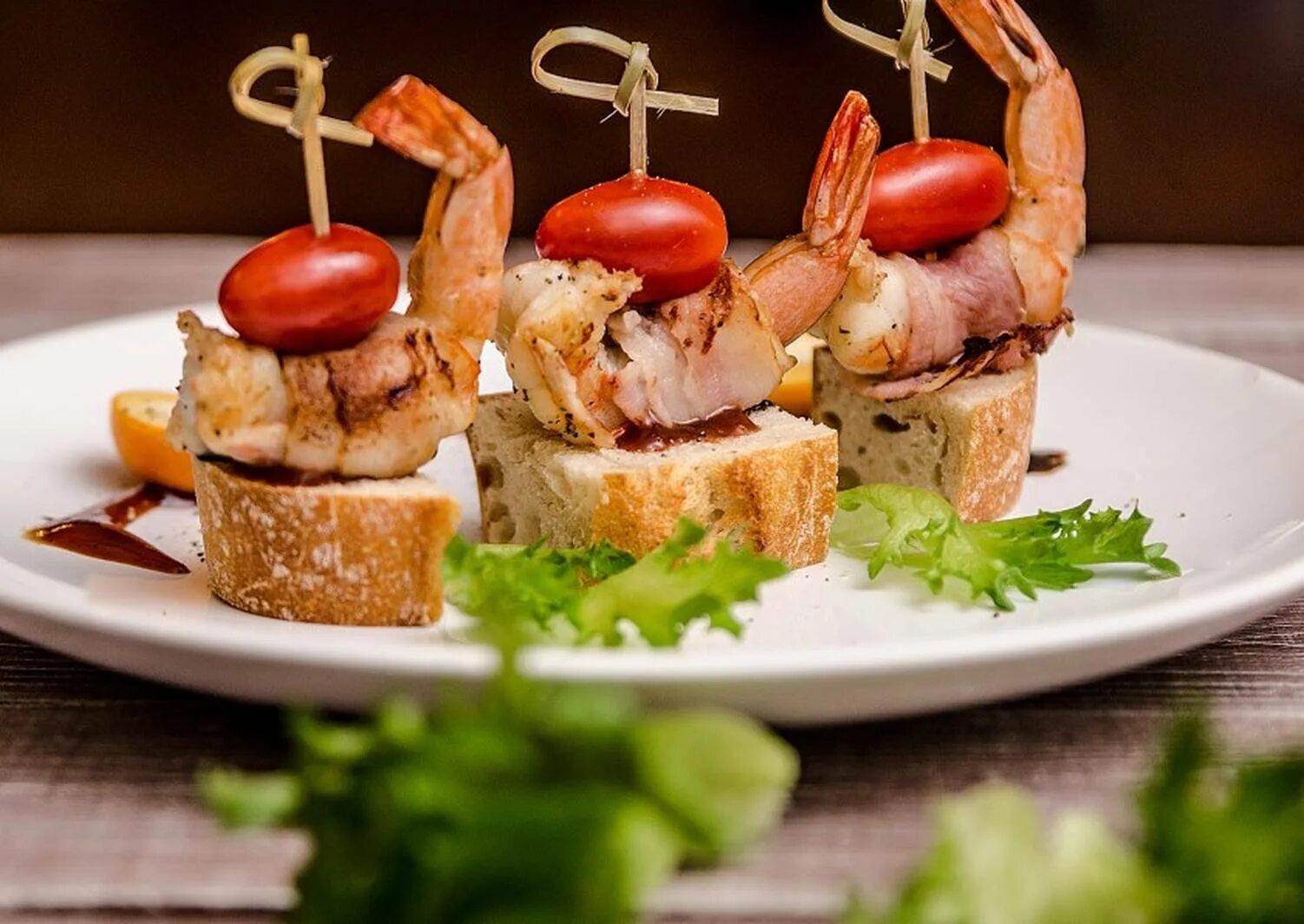 канапе с креветками на шпажках. канапешки с креветками на шпажках. канапе с креветками и ананасом. канапе с креветками рецепты с фото простые. канапе с авокадо.