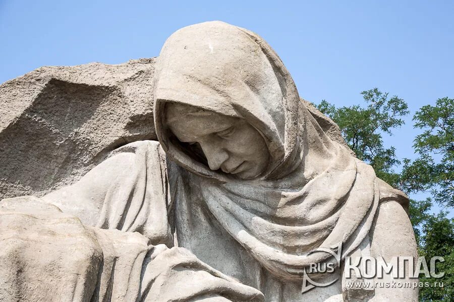 Скорбящим матерям слушать. Скорбящим матерям слушать. Скорбь матери на мамаевом кургане. Мемориал память скорбящие матери челябинск. Скорбящая мать мамаев курган.