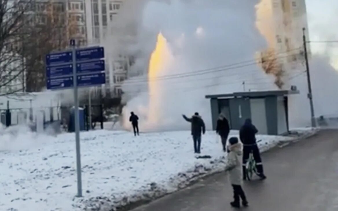 Форум прорвало. Фонтан кипятка на космонавтов. фонтаны бьющие и земли. прорвало трубу у антея фонтан. фонтан кипятка из под асфальта.