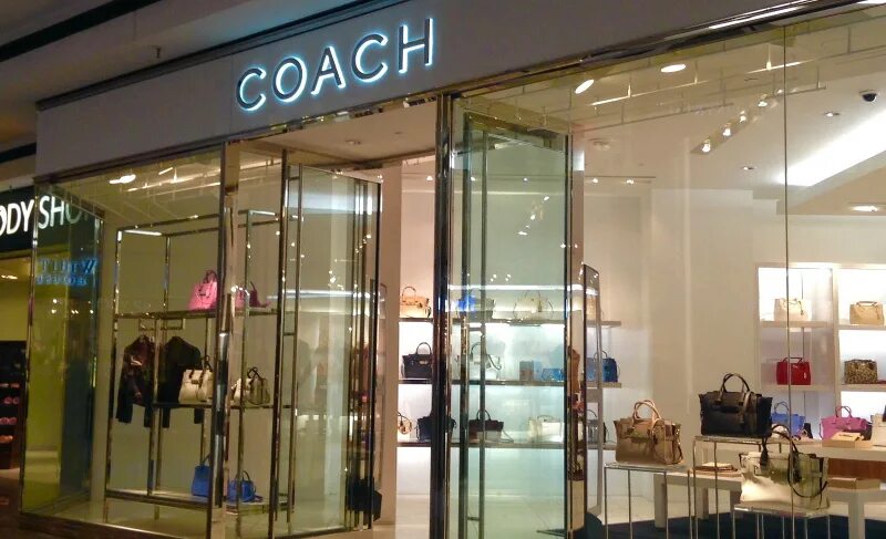 Coach outlet. Coach магазин. Коуч магазин. Coach Outlet витрина. Витрины магазинов coach в Москве.