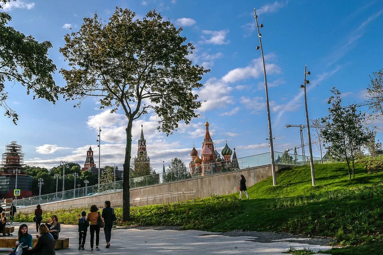 Москва сейчас деревья. Китай город Зарядье. Парк Китай город в Москве. Зарядье вид на Кремль. Китай-город в Москве панорама.