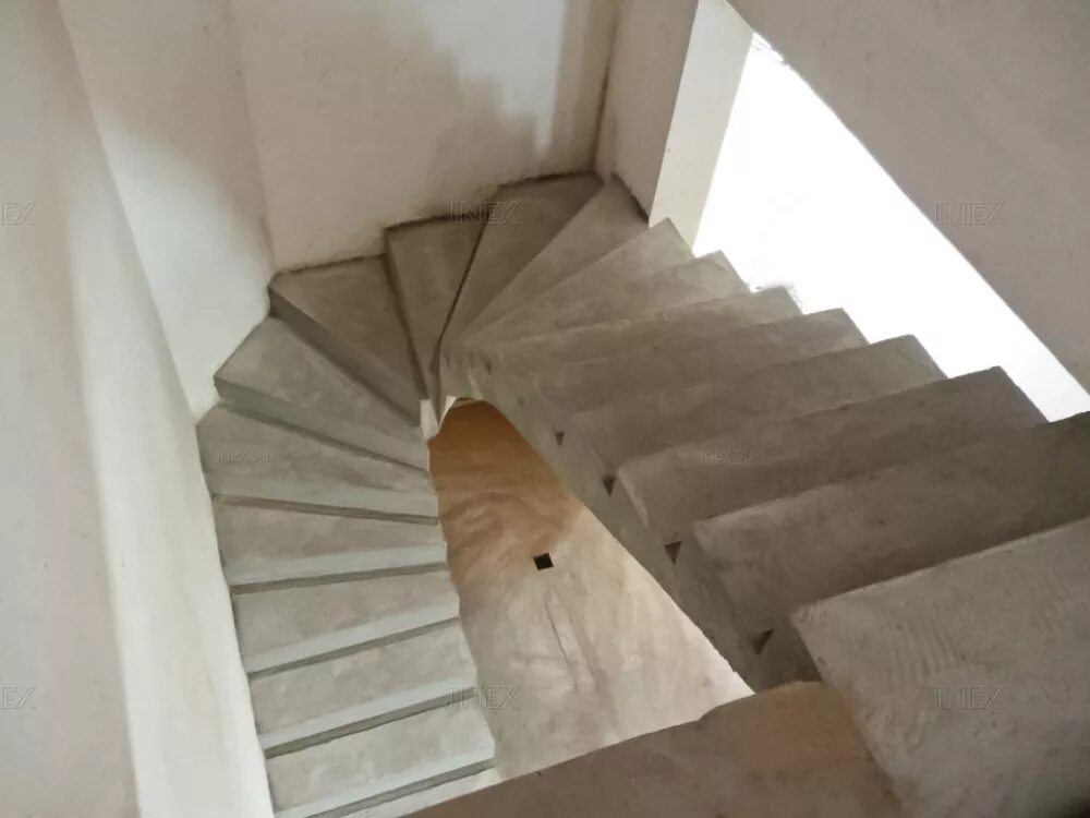 На второй этаж с забежными. Лестница с забежными ступенями монолит. Лестница забежная п образная монолит. Монолитная п образная лестница с забежными ступенями. Бетонная лестница с забежными ступенями.